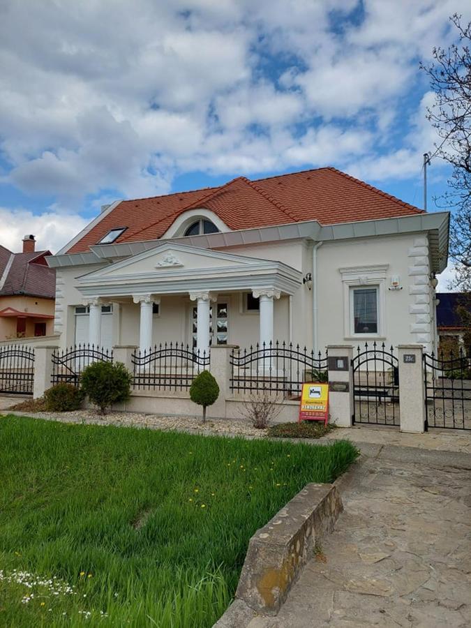 Апартаменты Gombos Apartman Хайдусобосло Экстерьер фото