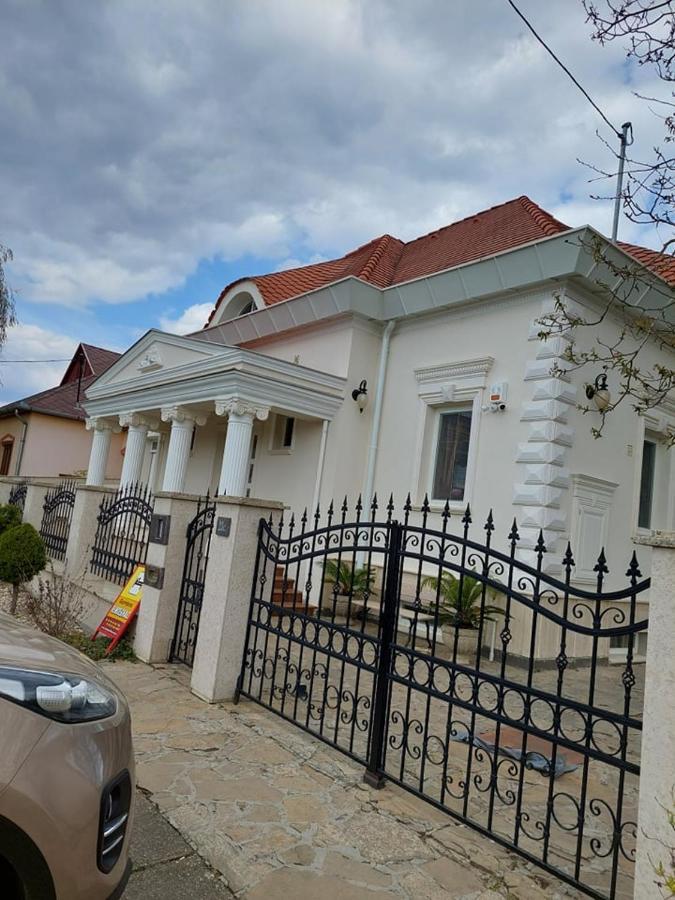 Апартаменты Gombos Apartman Хайдусобосло Экстерьер фото