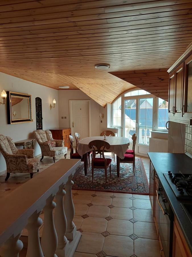 Апартаменты Gombos Apartman Хайдусобосло Экстерьер фото