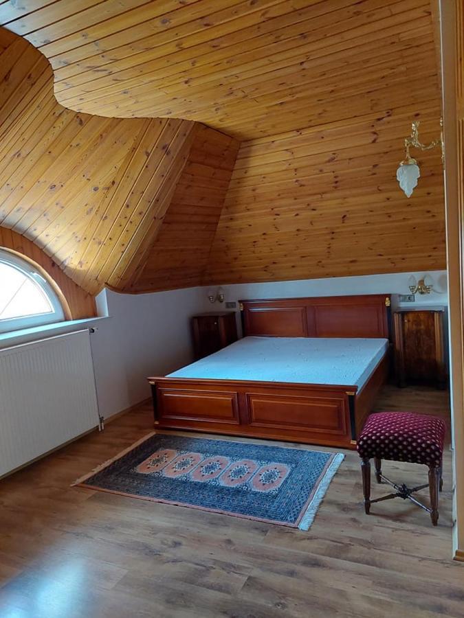Апартаменты Gombos Apartman Хайдусобосло Экстерьер фото