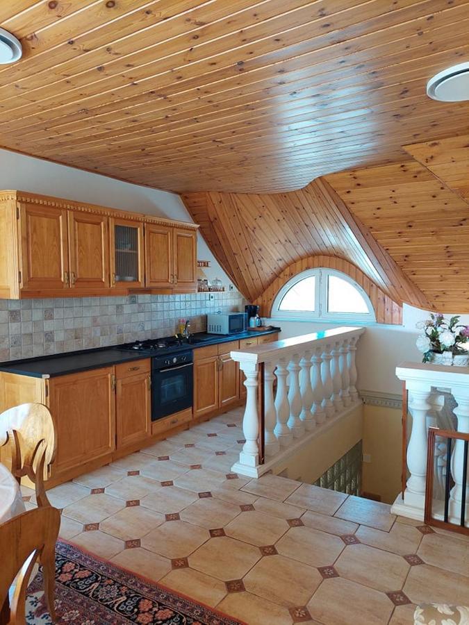Апартаменты Gombos Apartman Хайдусобосло Экстерьер фото