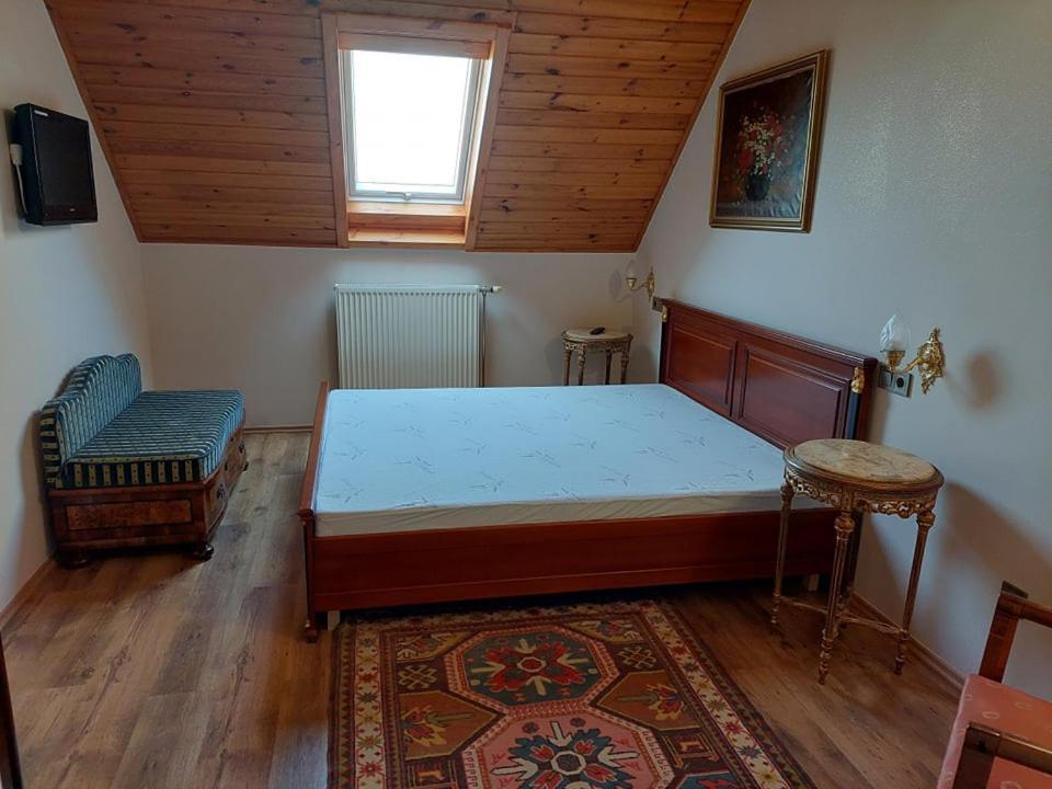 Апартаменты Gombos Apartman Хайдусобосло Экстерьер фото