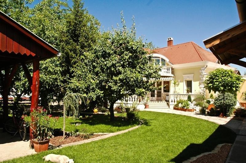 Апартаменты Gombos Apartman Хайдусобосло Экстерьер фото