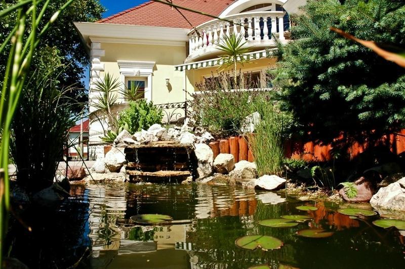 Апартаменты Gombos Apartman Хайдусобосло Экстерьер фото