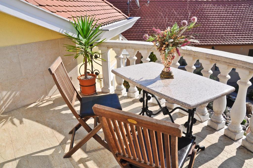 Апартаменты Gombos Apartman Хайдусобосло Экстерьер фото